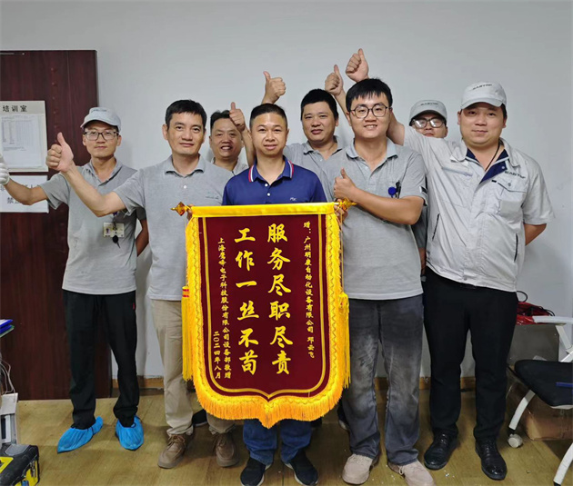 上海鹰峰灌胶机售后工程师与鹰峰电子部留念