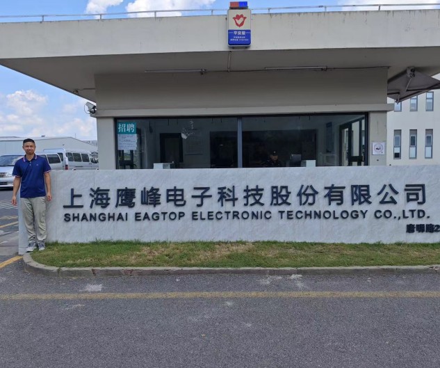 上海鹰峰灌胶机售后工程师留念
